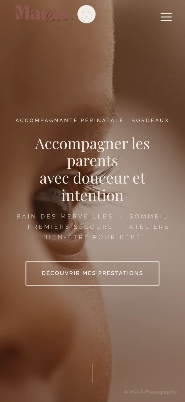 Le même site sur téléphone, la photo recadrée sur l’œil du bébé