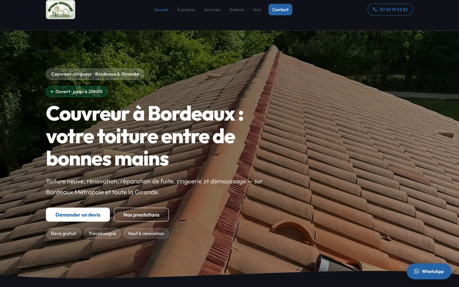 Page d’accueil de meynardcouverture.fr sur ordinateur : une toiture en tuiles sous le titre « Couvreur à Bordeaux : votre toiture entre de bonnes mains »