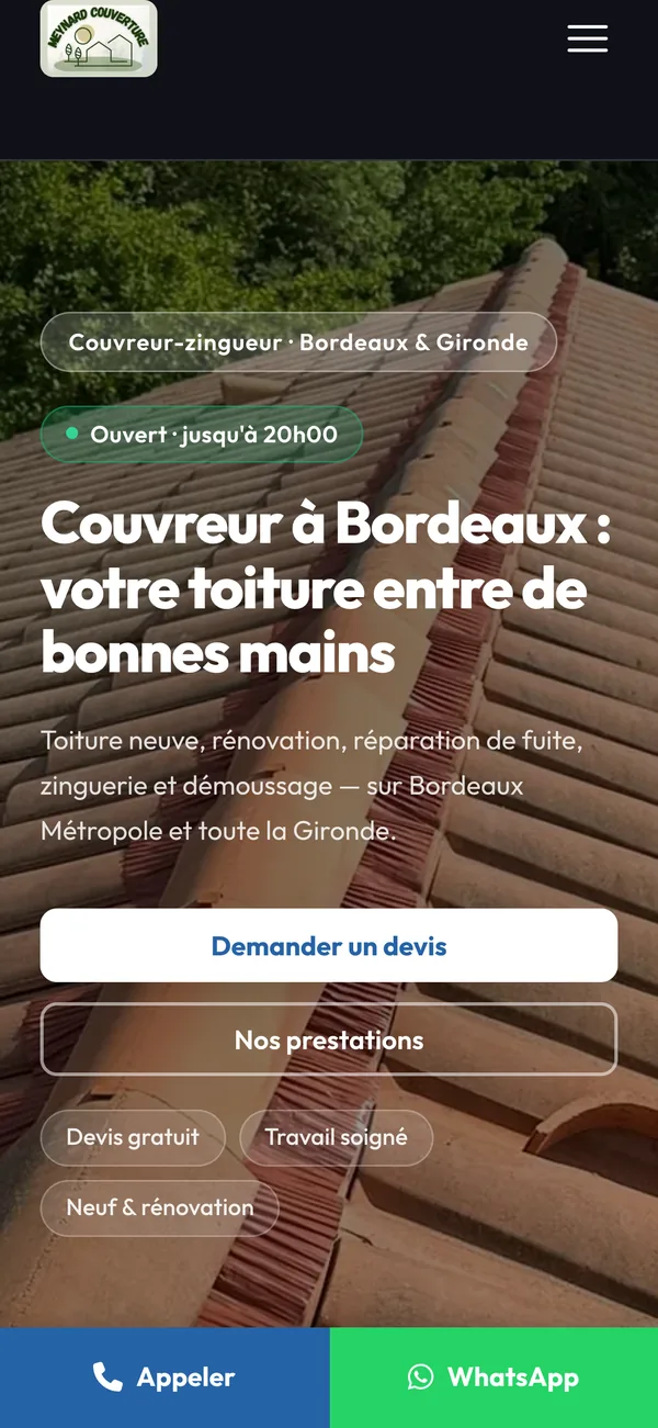 Le même site sur téléphone, avec les boutons Appeler et WhatsApp fixés en bas de l’écran